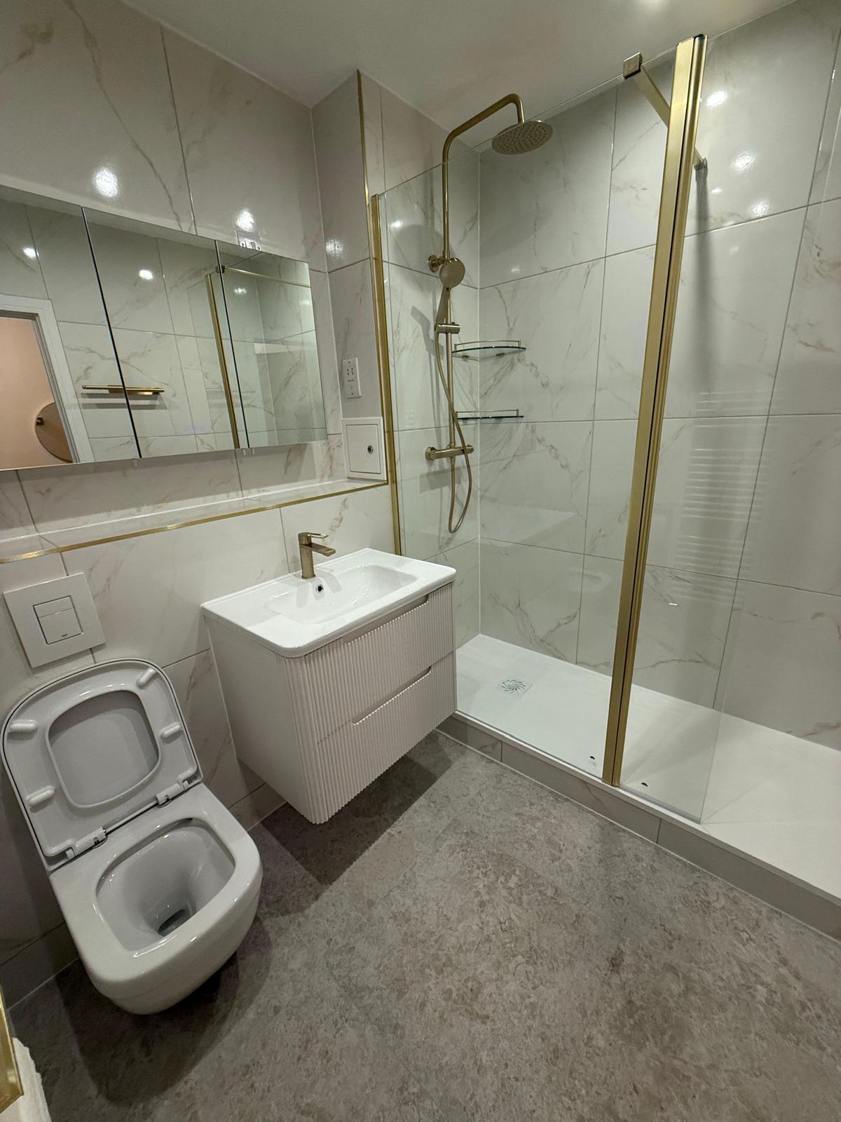 Bath, taps and tiling descaled and sanitised
