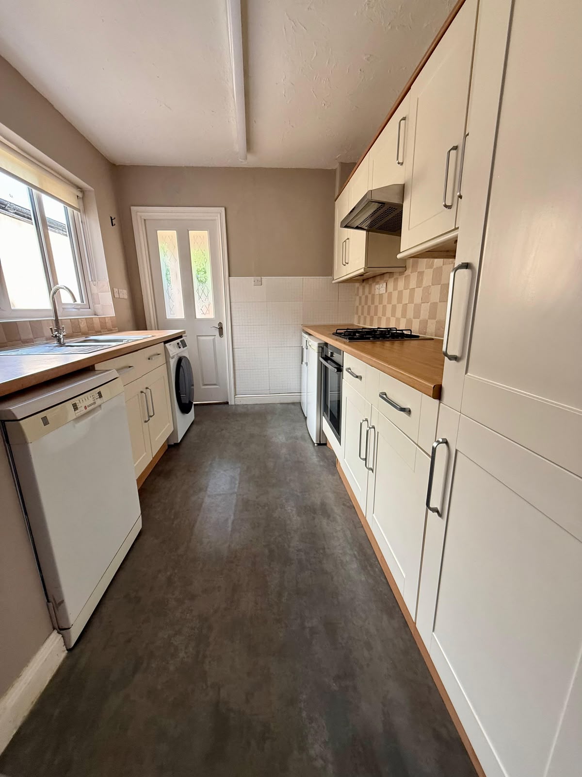 Cleaned kitchen cupboard fronts and hob after a full property clean